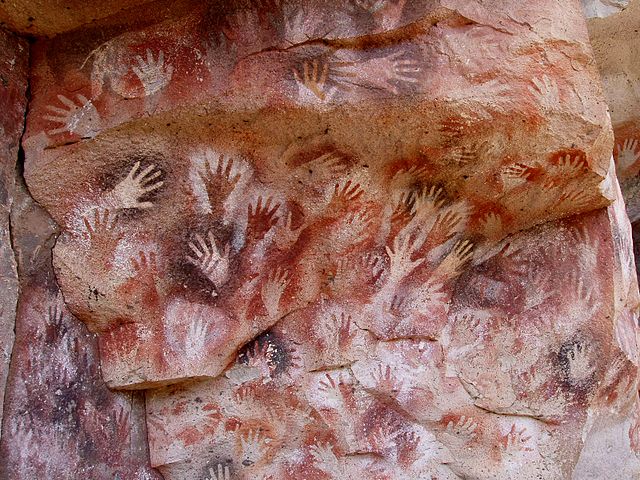 Manos estarcidas en la Cueva de las Manos, río Pinturas (Argentina)