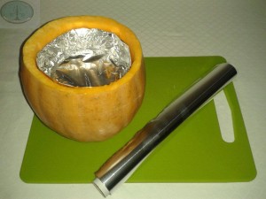 Forramos la calabaza con papel de aluminio